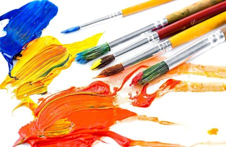 Кисти и краски на белом фоне