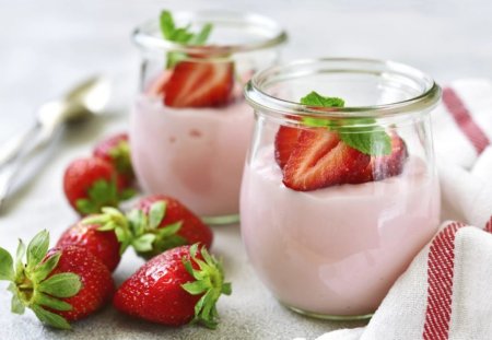 Клубничный йогурт