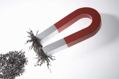 Магнит притягивает