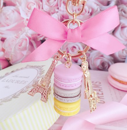 Розовые аксессуары для девушек