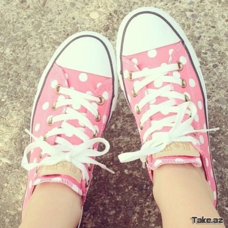 Черные кеды с розовыми шнурками