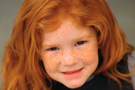 Девочка с веснушками