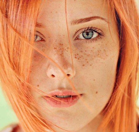 Николь Уивер с веснушками