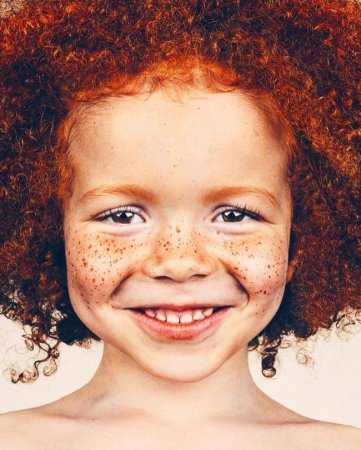 Девочка с веснушками