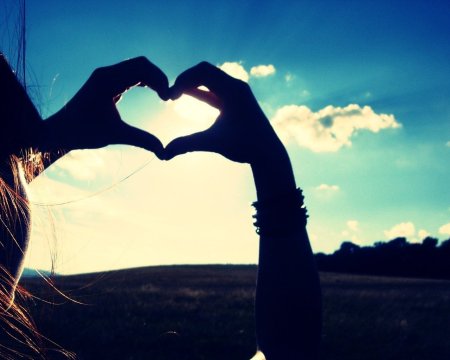 Карина сердечко руками