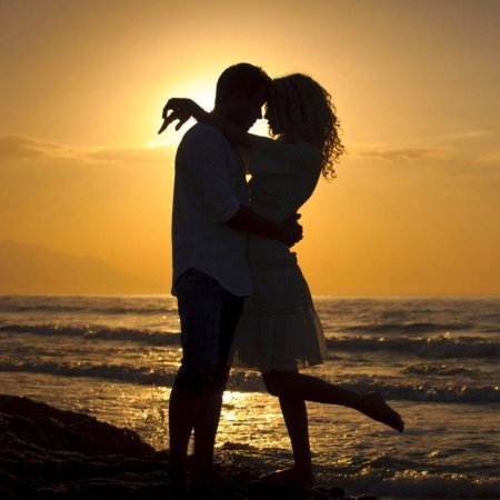 Парень и девушка на закате