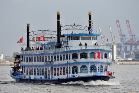 Современный пароход