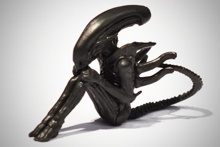 Чужой сидит