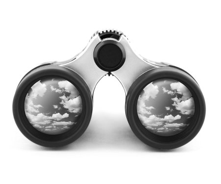 Бинокль в руках