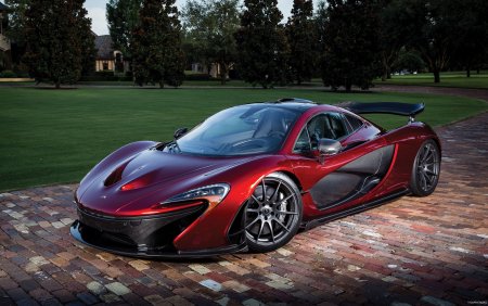 Макларен п1 сбоку