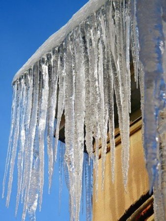 Большие сосульки на крыше