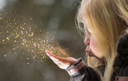 Сдувать блестки с ладони