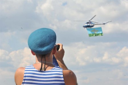 Девочка в голубом берете
