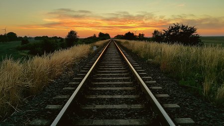 Железная дорога уходящая вдаль