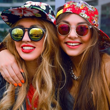 Девочки подруги