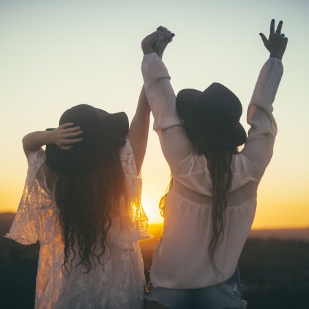 Подруги на закате