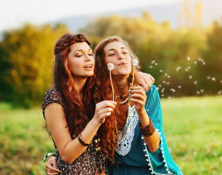 Две девушки подруги