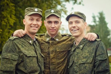 Красивый русский солдат