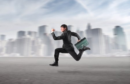 Человек бежит на работу