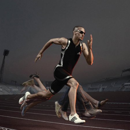 Быстро бежит