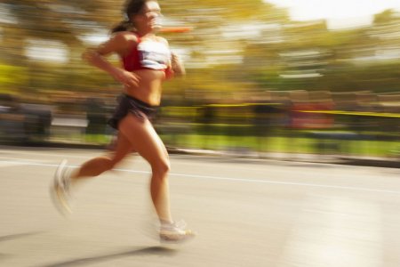 Человек бежит очень быстро