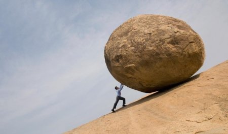 Толкает камень в гору