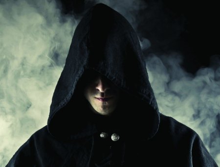 Человек в чёрном плаще с капюшоном