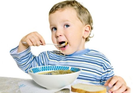 Ребенок кушает