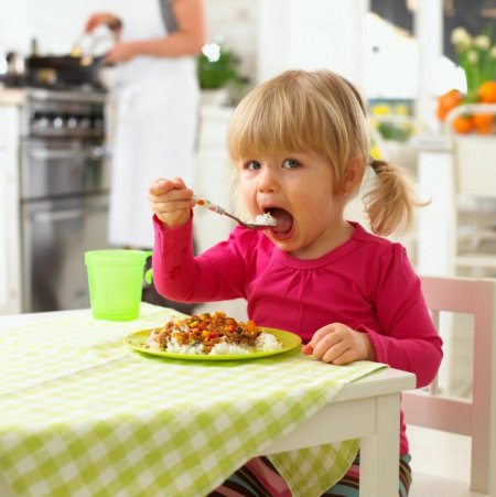 Ребенок завтракает