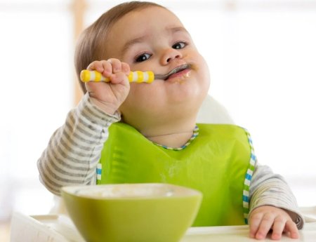 Малыш кушает