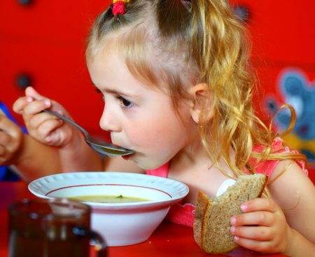 Дети обедают