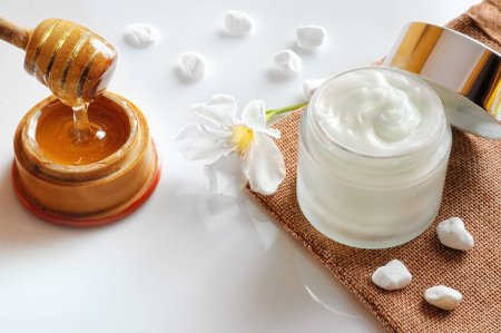 Крем в красивой баночке