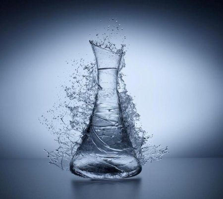 Кувшин с льющейся водой