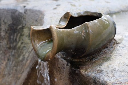 Разбитый глиняный кувшин