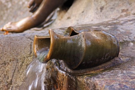 Разбитый глиняный кувшин