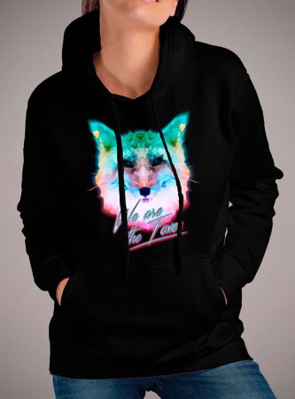 Девушка в толстовке