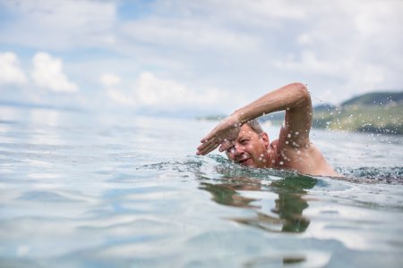 Люди купаются в воде