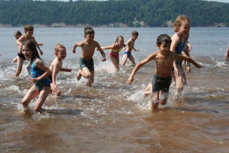 Дети купаются в реке