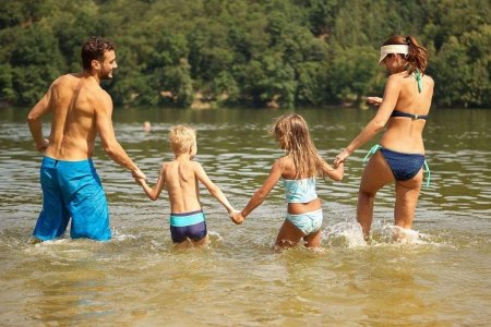 Лето дети купаются в реке