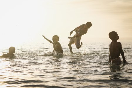 Дети купаются в море