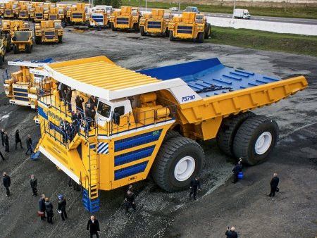 БЕЛАЗ-75710 самосвал