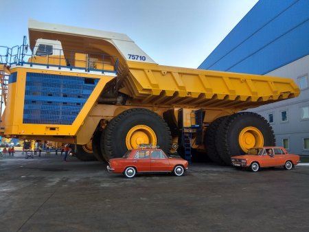 БЕЛАЗ-75710 И КАМАЗ