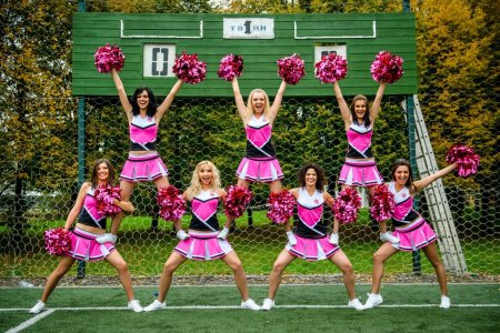 Черлидерши с помпонами