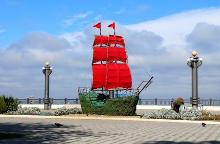 Памятник Алые паруса в Анапе