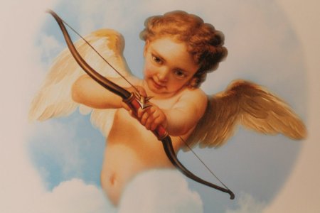 Ангел с луком и стрелой