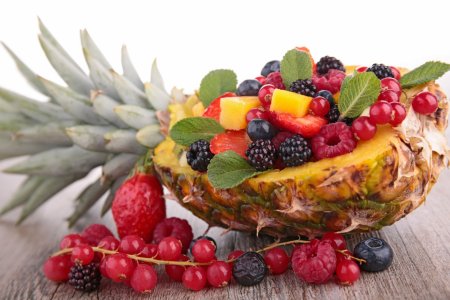 Блюдо с фруктами и ягодами