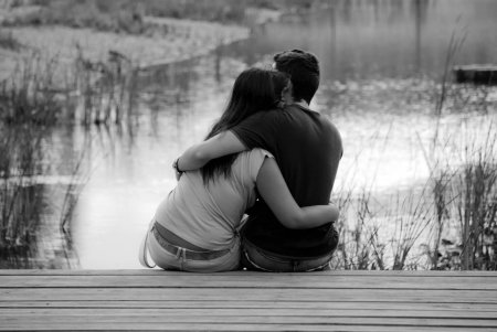 Пара обнимается