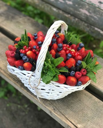 Корзинка с цветами и ягодами