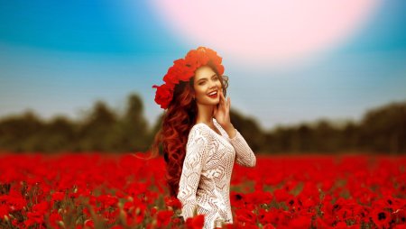 Девушка в цветущем поле