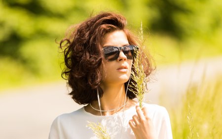 Девушка с кудрявыми волосами в очках